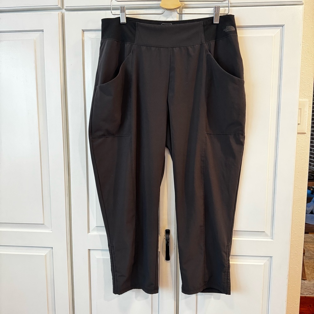 The North Face Women’s‎ Flash Dry Black Cropped Pants. Size Large